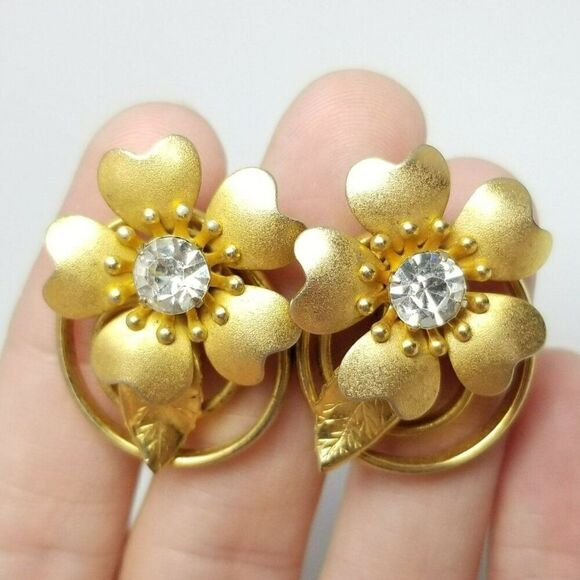 Vintage Flower Rhinestone Center Clip On Screw Back Earrings, Gold Tone Setting - Picture 1 of 6